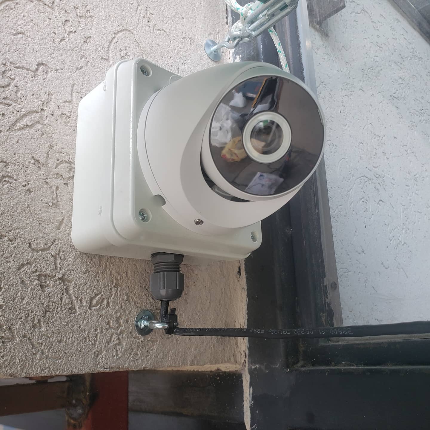 Cámara PTZ Dahua con zoom óptico y control remoto de movimiento
